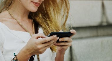 Akıllı telefon Kablosuz bağlantı kavramı kullanan kadın