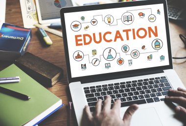 Laptop klavyesinde yazan kişi 