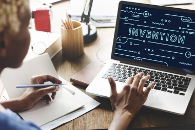 Dizüstü bilgisayarda çalışan Afrikalı Kadın 