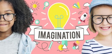 Gülümseyen iki sevimli kız