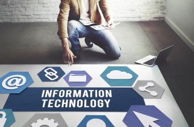 bilgi teknolojisi ile çalışan iş adamı