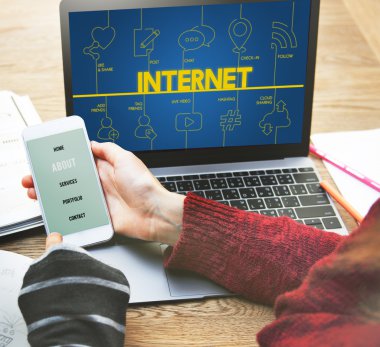 Dijital cihazlar ile çalışan kızlar, 