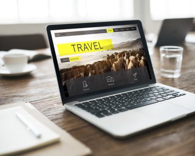 masa üstünde laptop açık