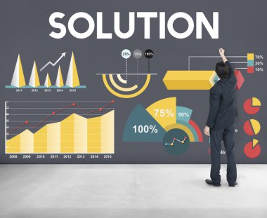 İş adamı duvara yakın duruyor 