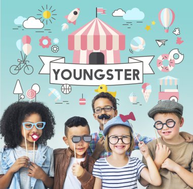 Çocuklar gülüyor ve eğlenin