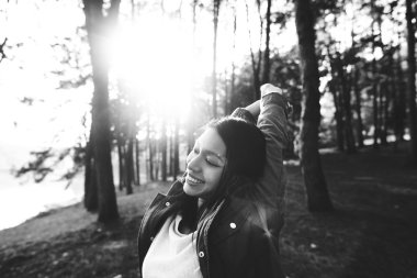 güneşli ormandaki güzel kadın