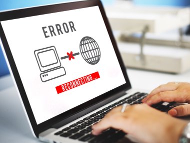 Laptop klavyesinde yazan kişi
