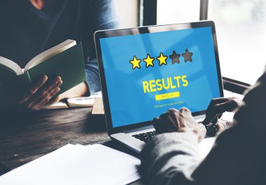 kişi bilgisayar ile çalışma