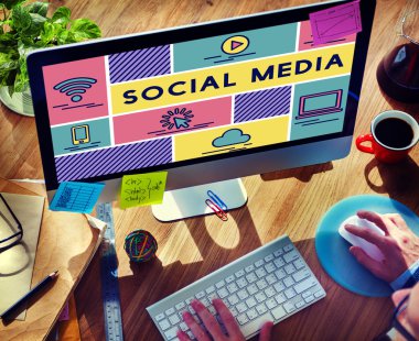 Bilgisayar kullanan adam 