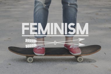 kadının ayak kaykay üzerinde