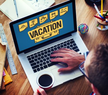 dizüstü bilgisayar kullanan adam