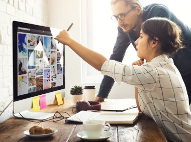 Ofisteki insanlar konuşuyor. 