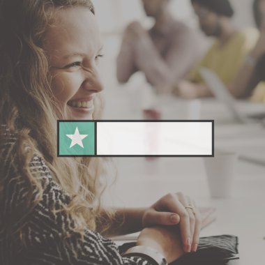 Gülümseyen güzel kadın