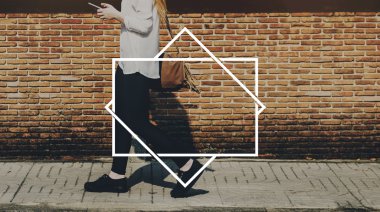 Sokağın karşısındaki yürümek telefon ile kız