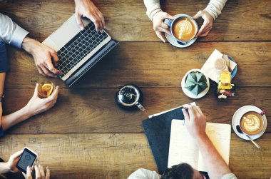 insanlar masada oturup kahve ile