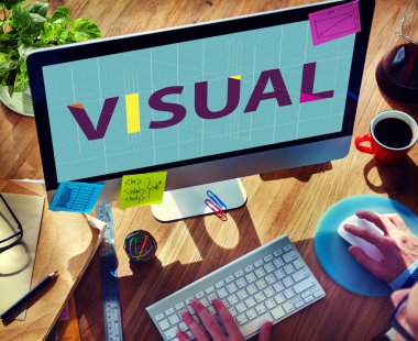 Bilgisayar kullanan adam 