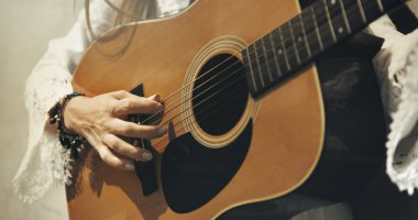 gitar çalmaya kız