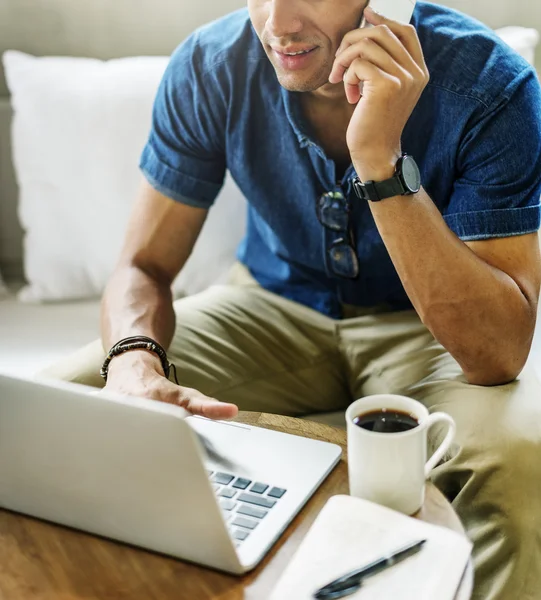 Hombre casual que trabaja con el ordenador portátil — Foto de Stock