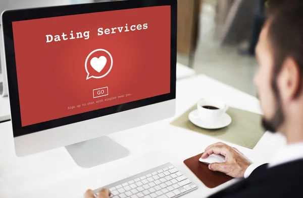Computer mit Dating-Diensten auf Monitor — Stockfoto