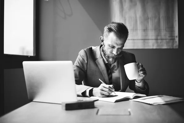 Bell'uomo che lavora con i documenti — Foto Stock