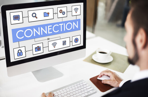 Бизнесмен, работающий на компьютере