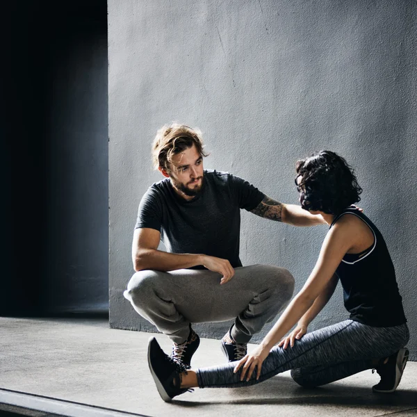 Lepilemur paar Stretching oefening doet — Stockfoto