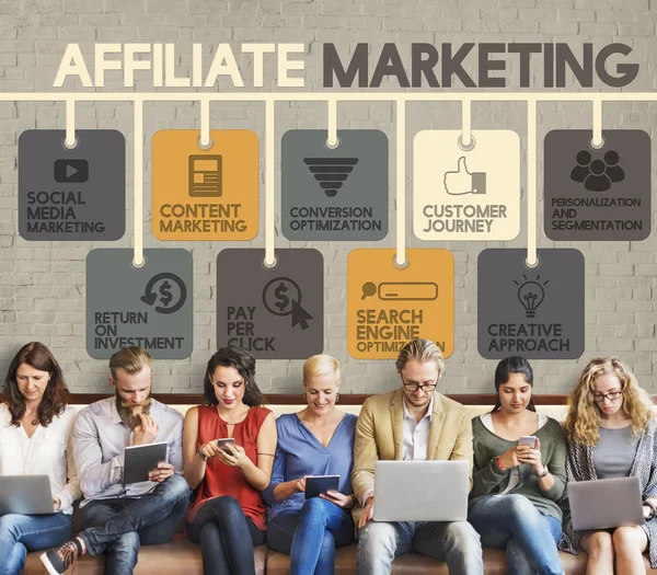 Ludzie siedzą z urządzeniami i Affiliate Marketing — Zdjęcie stockowe