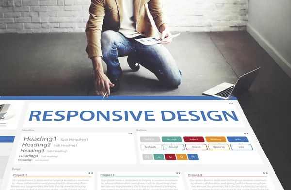 Unternehmer arbeitet mit responsivem Design — Stockfoto