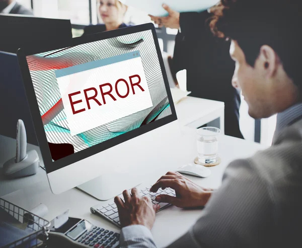 Podnikatel, pracovat na počítači s chybou — Stock fotografie