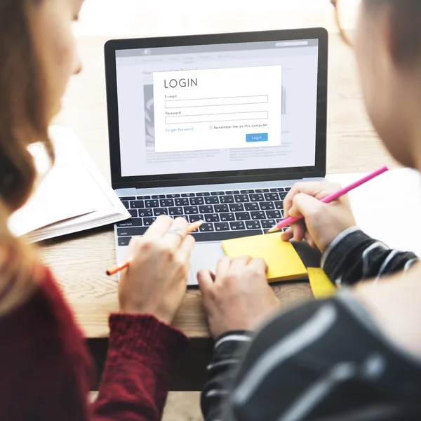 Meninas trabalhando com computador — Fotografia de Stock