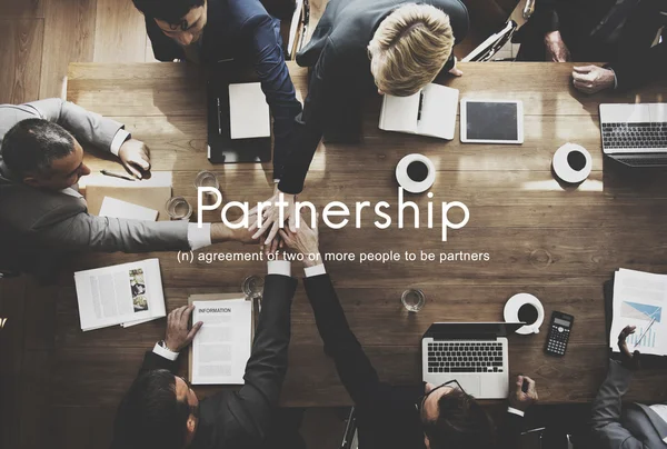 İş adamları ve ortaklık sözleşmesi kavramı — Stok fotoğraf