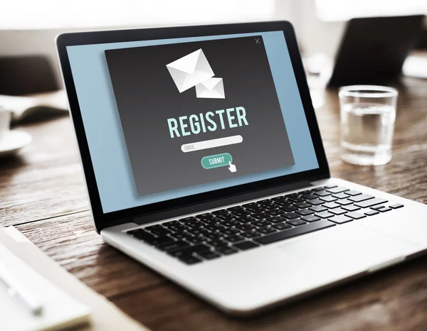 Laptop op tafel ingeschakeld — Stockfoto