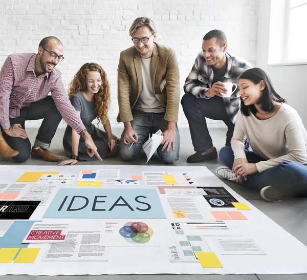 Designer che lavorano con poster e idee — Foto Stock