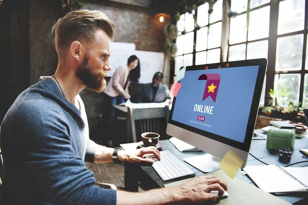 Bell'uomo che lavora con il computer — Foto Stock