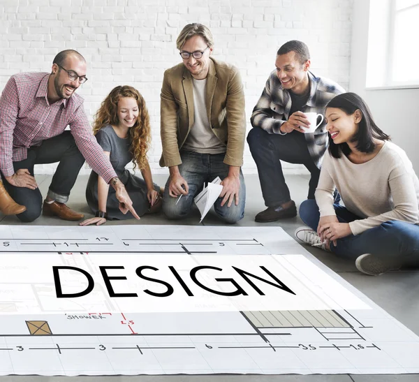 Designers que trabalham com cartaz e design — Fotografia de Stock