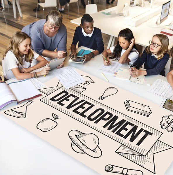 Insegnante con alunni a scuola — Foto Stock