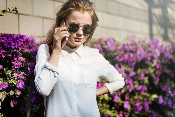 Schoonheid meisje praten over telefoon — Stockfoto