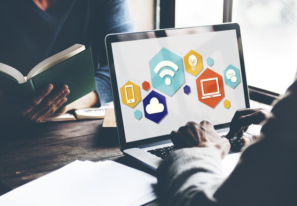 Человек, работающий с компьютером
