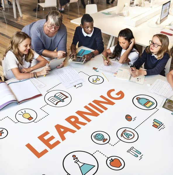 Lehrer mit Schülern in der Schule — Stockfoto