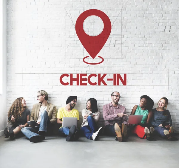 Diversidad de amigos cerca de la pared con check in — Foto de Stock