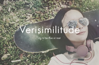 kaykay arka plan üzerinde yatan kadın