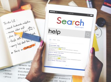 Dijital tablet tutan kadın