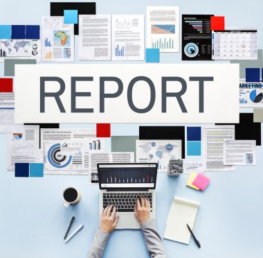 laptop ile çalışan kişi 