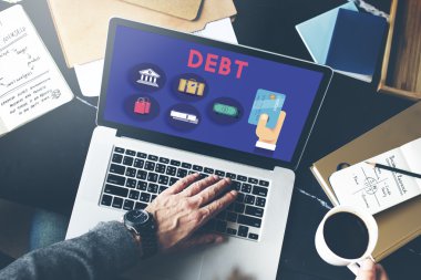 Laptop klavyesinde yazan kişi 