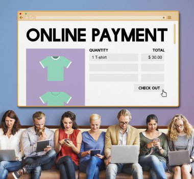 aygıtlar ve Online ödeme ile insanlar oturup