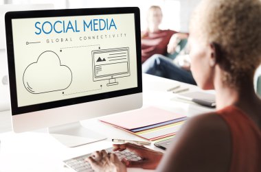 sosyal medya ile bilgisayarda çalışan iş kadını