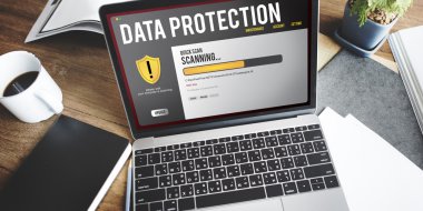 masa üstünde laptop açık