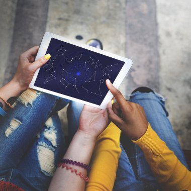 İnsanlar internet'te sörf