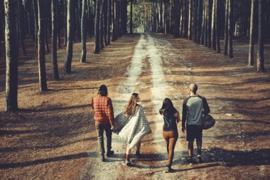 Doğada Hiking insanlar