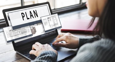 bilgisayar ile çalışan kadın